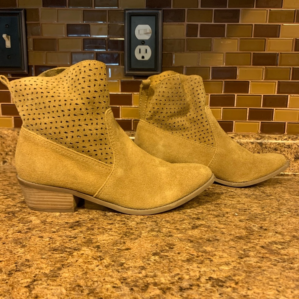 EUC 100% Suede Leather Booties WORN ONCE 9 Camel